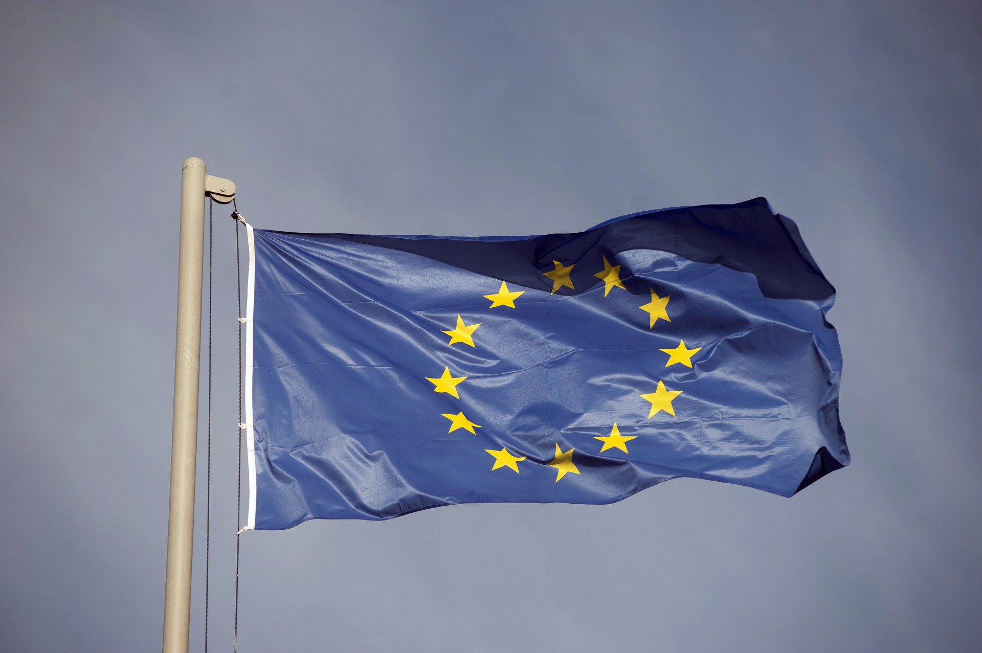 La bandiera dell'Unione e in teoria degli Europeisti. Ad oggi rischia di apparire sempre più priva di significato. Ahimé.